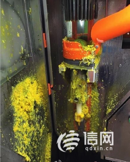 “五个橙子”自助榨汁机内部沾满残渣