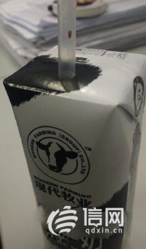 現代牧業牛奶喝出不明物