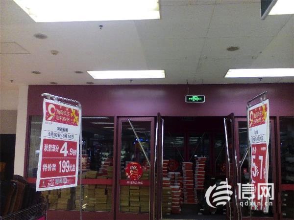 店庆安全出口堆货