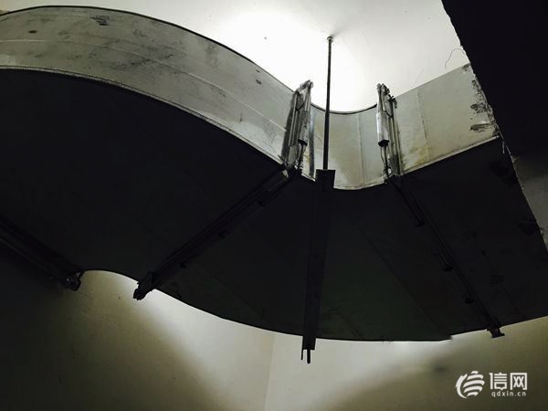 緊鄰傅女士儲藏室的房間也出現了通風管占據空間的情況