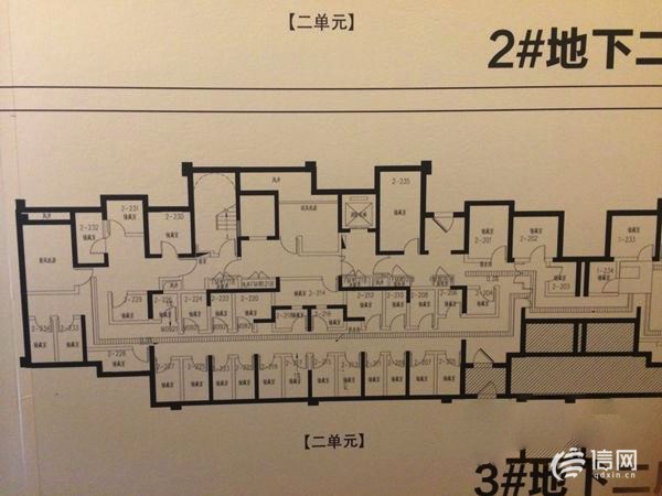平面圖上沒有標注儲藏室中管道的位置和形狀