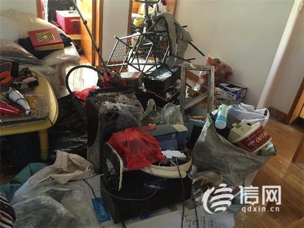 二樓客廳內堆滿了的燒焦后的雜物