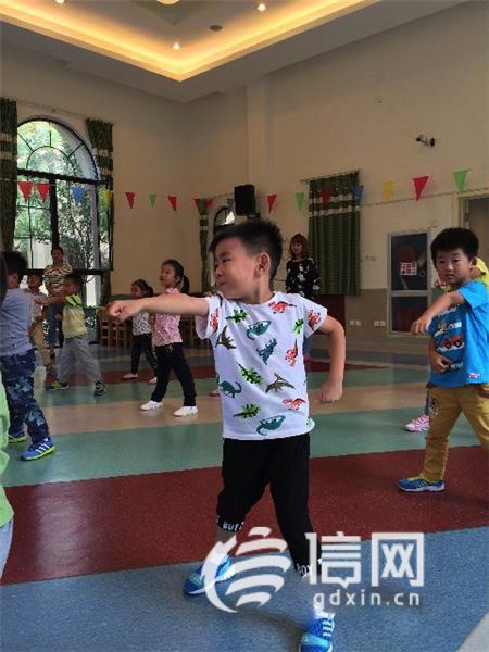 李滄區教工幼兒園綠城園的孩子在上武術課