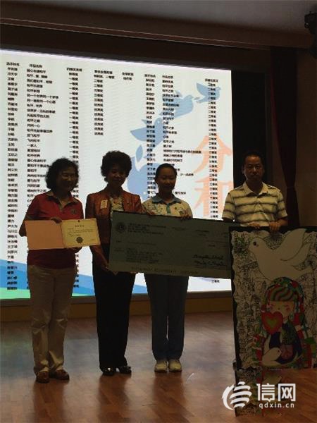 获得“全球佳作奖”的李宜凝上台领奖