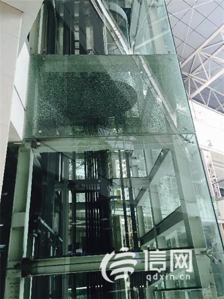 电梯外挡玻璃破裂