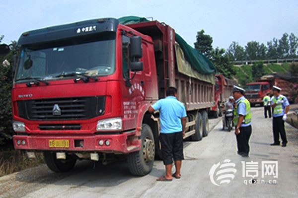 案例二配圖：超載車隊(duì).jpg