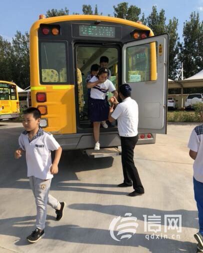 青岛：黄岛交运举办新学期首次校车逃生演练 千余名小学生参与