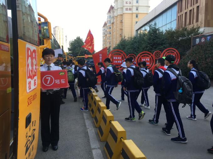“大鼻子校车”助力学生研学游 为450名师生提供交通保障