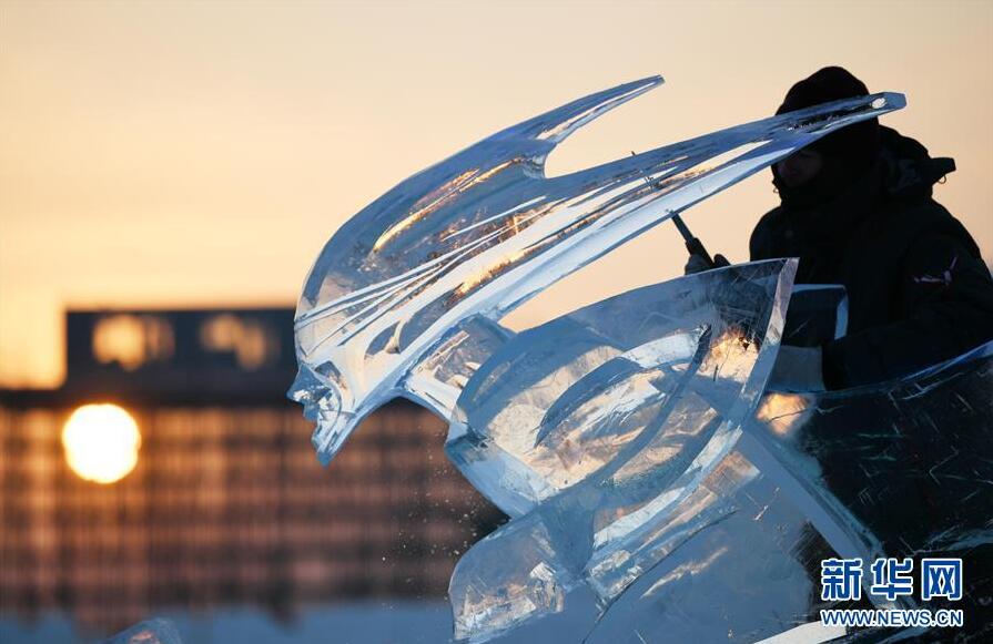 哈尔滨国际冰雕比赛：冰雕作品初露芳容