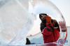 　　1月7日，参赛者在进行冰雕创作。 当日，在哈尔滨冰雪大世界园区进行的第三十三届中国哈尔滨国际冰雕比赛进入第二天，参赛的冰雕作品已初露芳容。 新华社记者 王建威 摄