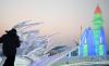 　1月7日，参赛者在进行冰雕创作。 当日，在哈尔滨冰雪大世界园区进行的第三十三届中国哈尔滨国际冰雕比赛进入第二天，参赛的冰雕作品已初露芳容。 新华社记者 王建威 摄