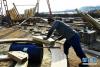 在青岛红双木造船厂，一位造船师傅在加工构件。新华社记者 李紫恒 摄