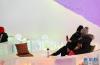 1月17日，游客在哈尔滨冰雪大世界园区的冰酒吧拍照。新华社记者 王松 摄