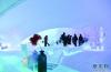 1月17日，游客在哈尔滨冰雪大世界园区内参观冰酒吧。新华社记者 王松 摄