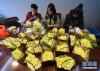 2月13日，南京农业大学园艺学院的学生创业团队成员正在包装“黄玫瑰白菜”，准备销售。