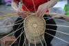 8月23日，巧娘宫手工编织专业合作社的工人在生产柳编工艺品。(张进刚 摄)