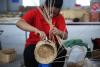 8月23日，巧娘宫手工编织专业合作社的工人在生产柳编工艺品。(张进刚 摄)