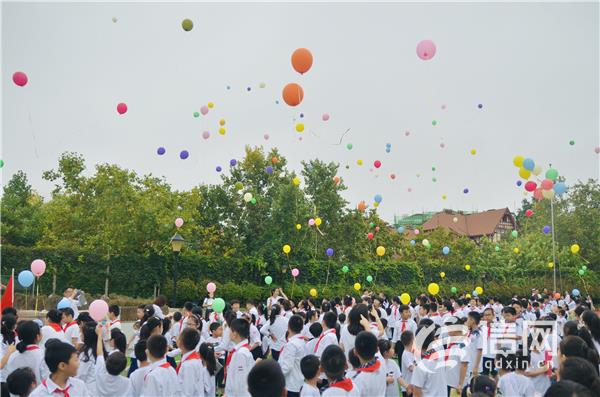 |与“新”相约 乘风破浪 筑“梦”起航——青岛市实验小学“弘扬抗战精神 传承红色基因”同升国旗同唱国歌