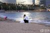 同样是10月17日下午，青岛第三海水浴场，有多位新人在沙滩上拍摄婚纱照。