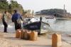10月18日下午，沙子口渔港附近一艘渔船满载而归后，在岸边售卖海鲜吸引了多位市民游客。