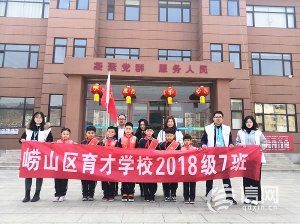 育才学校2018级7班携手献爱心 为困难儿童捐书籍