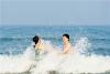 众多游客和市民利用周末时间来到青岛西海岸新区金沙滩海水浴场，享受海水的清凉。图片来源：视觉中国
