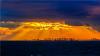 青岛胶州湾，雨后晚霞。傍晚天空中的丁达尔光线照映在胶州湾大桥上，尤为震撼夺目。图片来源：视觉中国