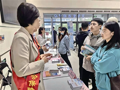 青岛人才招聘会_青岛办首场大型毕业生招聘会 信息技术最 吃香(4)