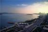 黄昏时分，山东青岛西海岸新区主城区滨海大道、唐岛湾一线，在夕阳余晖的渲染下景色格外隽美。图片来源：视觉中国