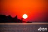 2月18日，太阳从小麦岛附近的海面上喷薄而出。 拍摄/修相科