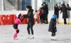春节期间，青岛一些户外的雪场和室内的冰场很热闹，市民们走出家门，带着孩子来感受着全民冰雪运动，体验者冰雪运动带来的激情和快乐。图片来源：视觉中国