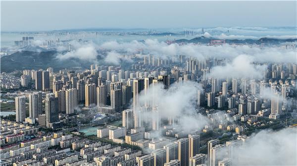 山东青岛现平流雾景观 高层建筑淹没雾中
