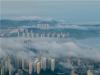 山東青島現平流霧景觀 高層建筑淹沒霧中。圖片來源：視覺中國