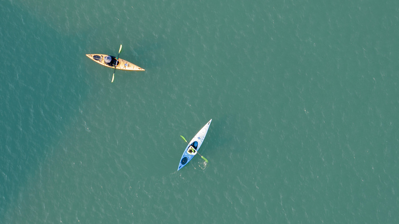 唐岛湾划艇训练基地 运动员正在水上进行夏训