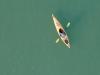 山東青島，唐島灣劃艇訓練基地，運動員正在水上進行夏訓。運動員們嚴格按照訓練要求用槳控制平衡，訓練繁忙有序，水上充滿了劃艇競技的緊張氛圍。圖片來源：視覺中國