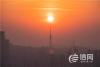 2月27日，青岛电视塔悬日。图片来源：信网 修相科 摄