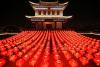 随着春节临近，山东省青岛市即墨古城内张灯结彩，洋溢着喜庆的新春氛围。图片来源：视觉中国