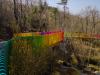 2月13日，一条彩虹步道在榉林山公园蜿蜒延伸，呈现出令人赏心悦目的活力。作为太平山中央公园环山绿道建设项目的一部分，这段彩虹步道宽度为3米，总长度达630米，横卧在在榉林山公园的山林间。彩虹步道的建成，不仅方便市民漫步游玩，其绚丽的色彩也受到摄影爱好者们的欢迎。（摄影 修相科）