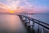 青岛市，航拍胶州湾跨海大桥日落风景。图片来源：视觉中国