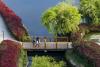 青岛西海岸新区市民体育公园，观景水系旁边的红叶石楠靓丽多彩，生机盎然，宛如精心编织的“红项链”，将公园装点得美不胜收。图片来源：视觉中国