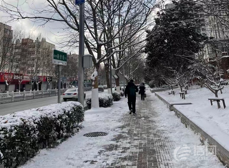 信号山：扫雪除冰齐上阵 全员参与感受青岛温度