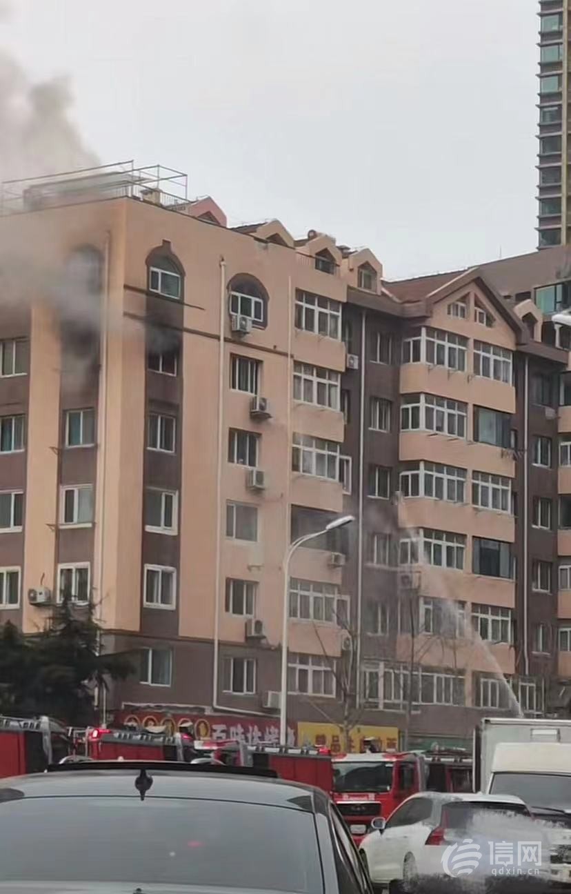 小港一路一居民楼突发火情 消防员十分钟将火扑灭