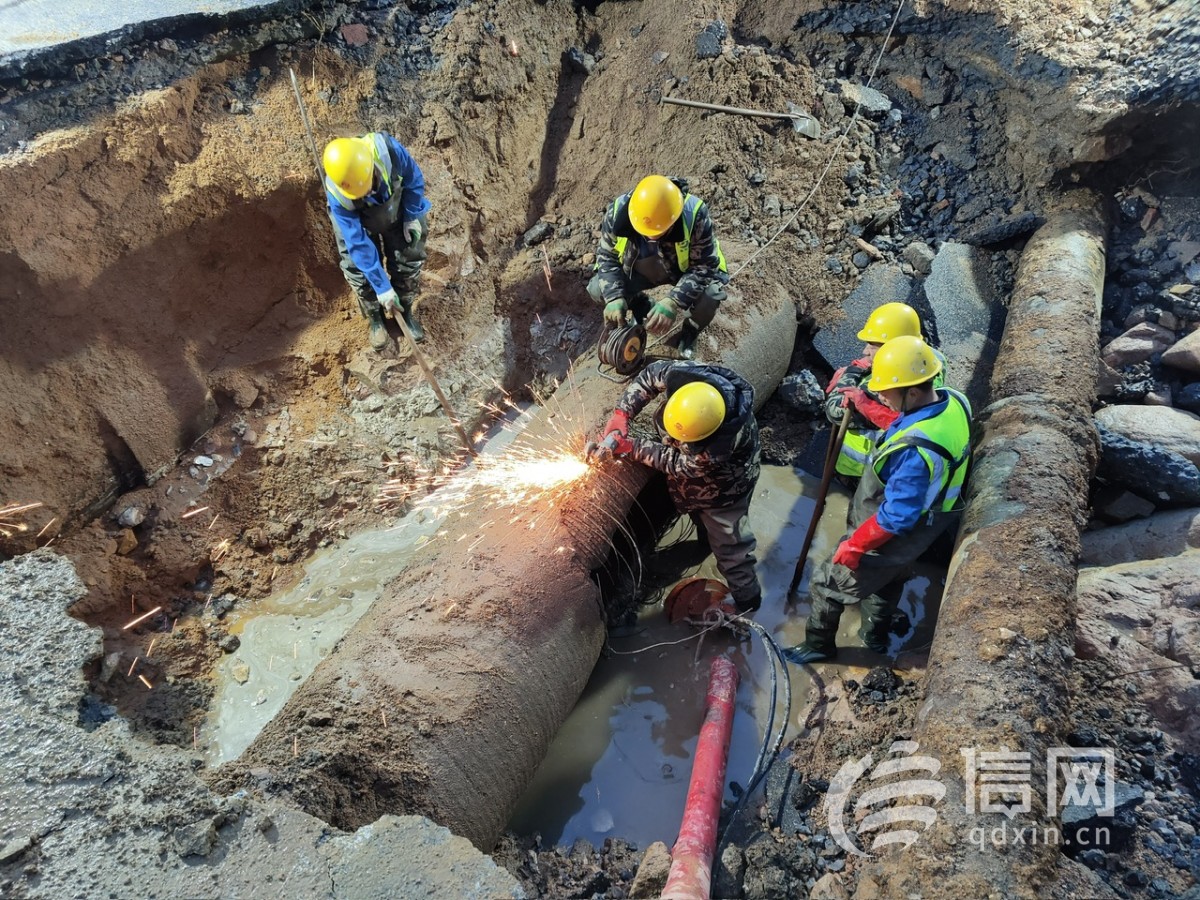 青島大沙支路一自來水管爆裂 工作人員冒雨雪緊急搶修7小時(shí)