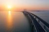 青岛市胶州湾跨海大桥黄昏。图片来源：视觉中国