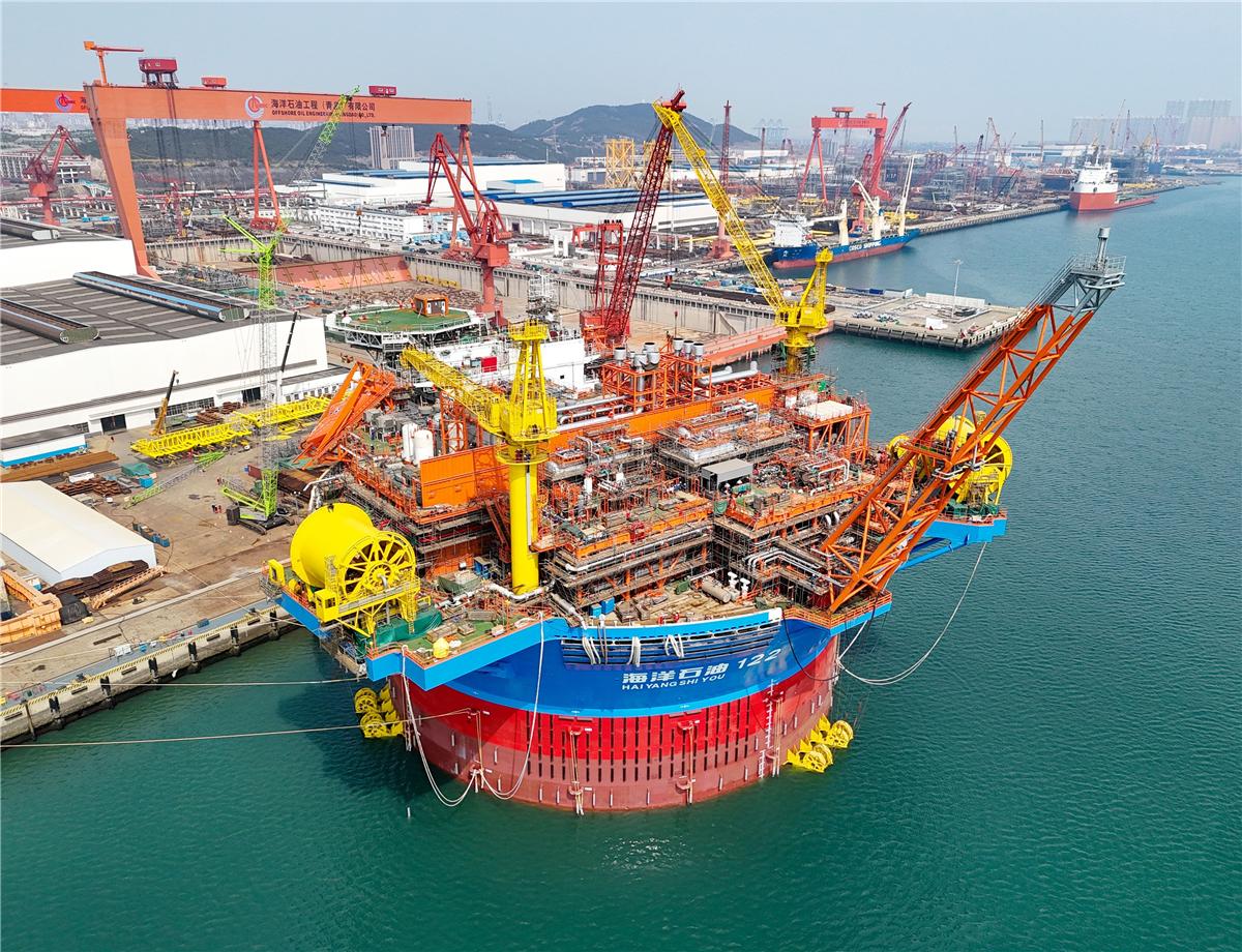 亚洲首艘圆筒型“海上油气加工厂”在青岛进行倾斜试验