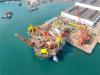 亚洲首艘圆筒型“海上油气加工厂”在青岛进行倾斜试验。图片来源：视觉中国