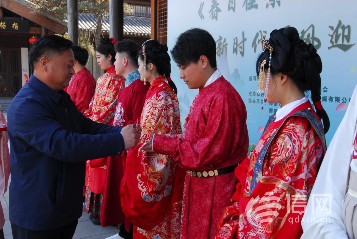 青岛市即墨区举办传统中式集体婚礼 倡文明婚庆新风尚