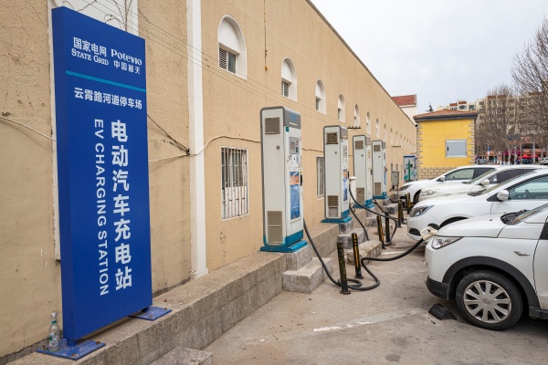 截至9月底我国电动汽车充电设施超1800万个