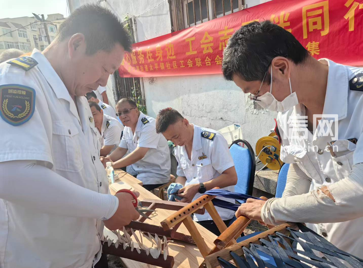 志愿者韩同健（左）、刘红波（右）为居民穿马扎。（来源：信网）