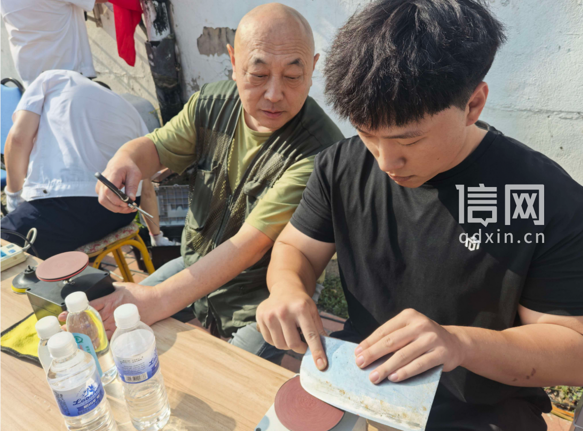 志愿者陈建伟（左）耐心指导卞竣宁（右）磨刀技巧。（来源：信网）